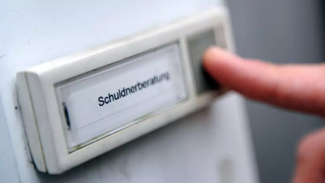 Die Schuldnerberatungen verzeichnen mehr als 570.000 Beratungen im Jahr. - Bild: Angelika Warmuth/dpa/dpa-tmn