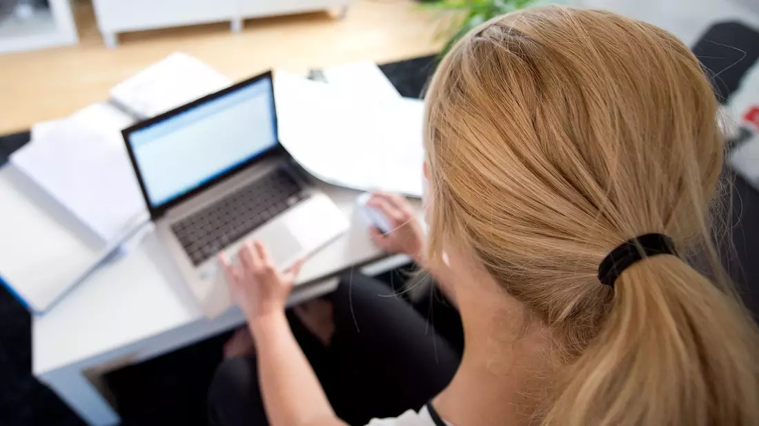 In Deutschland arbeiten im EU-Vergleich besonders viele Menschen in Teilzeit - vor allem Frauen (Archivbild) - Bild: Daniel Naupold/dpa