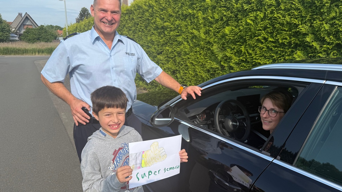 POL-PB: Sicher im Straßenverkehr - Kinder überreichen Dank- beziehungsweise Denkzettel - Foto: presseportal.de