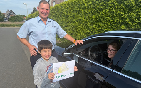 POL-PB: Sicher im Straßenverkehr - Kinder überreichen Dank- beziehungsweise Denkzettel - Foto: presseportal.de