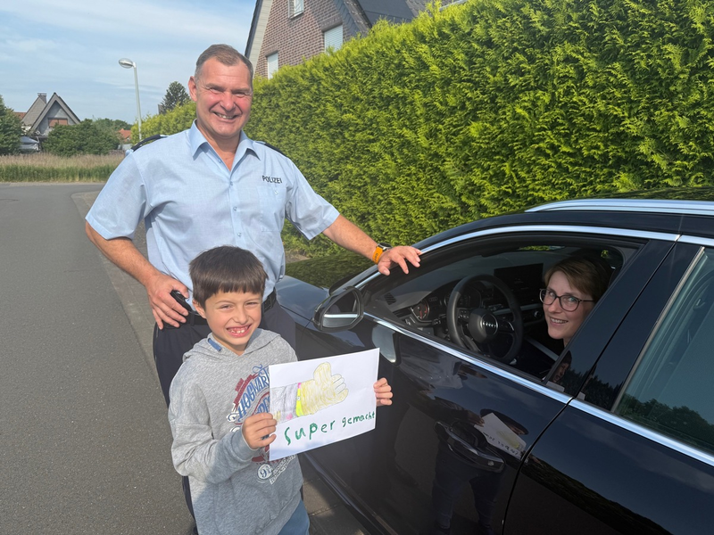 POL-PB: Sicher im Straßenverkehr - Kinder überreichen Dank- beziehungsweise Denkzettel - Foto: presseportal.de