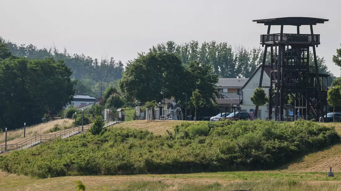 Die Behörden sind am Geiseltalsee im Einsatz. - Bild: Jan Woitas/dpa