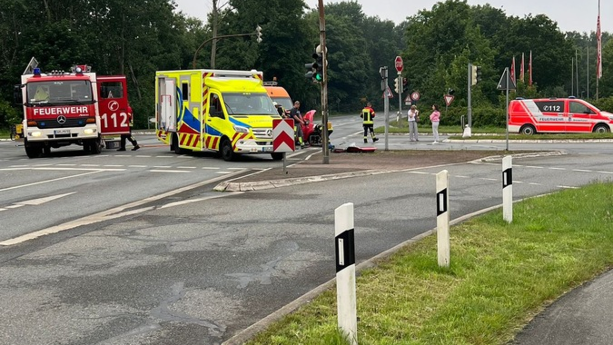 FFW Schiffdorf: Fahrerin nach Seitenaufprall durch Feuerwehr gerettet - Foto: presseportal.de