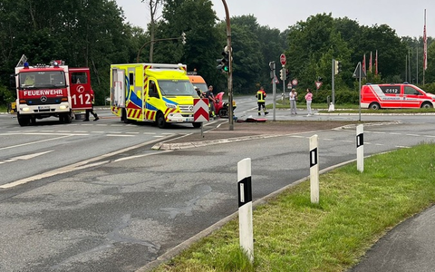 FFW Schiffdorf: Fahrerin nach Seitenaufprall durch Feuerwehr gerettet - Foto: presseportal.de