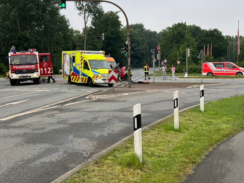 FFW Schiffdorf: Fahrerin nach Seitenaufprall durch Feuerwehr gerettet - Foto: presseportal.de