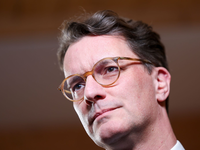 NRW-Ministerpräsident Hendrik Wüst (CDU) macht vor Bund-Länder-Gesprächen zum steuerlichen Entlastungsprogramm für die Wirtschaft Druck auf den Bund. (Foto-Archiv) - Foto: Thomas Banneyer/dpa