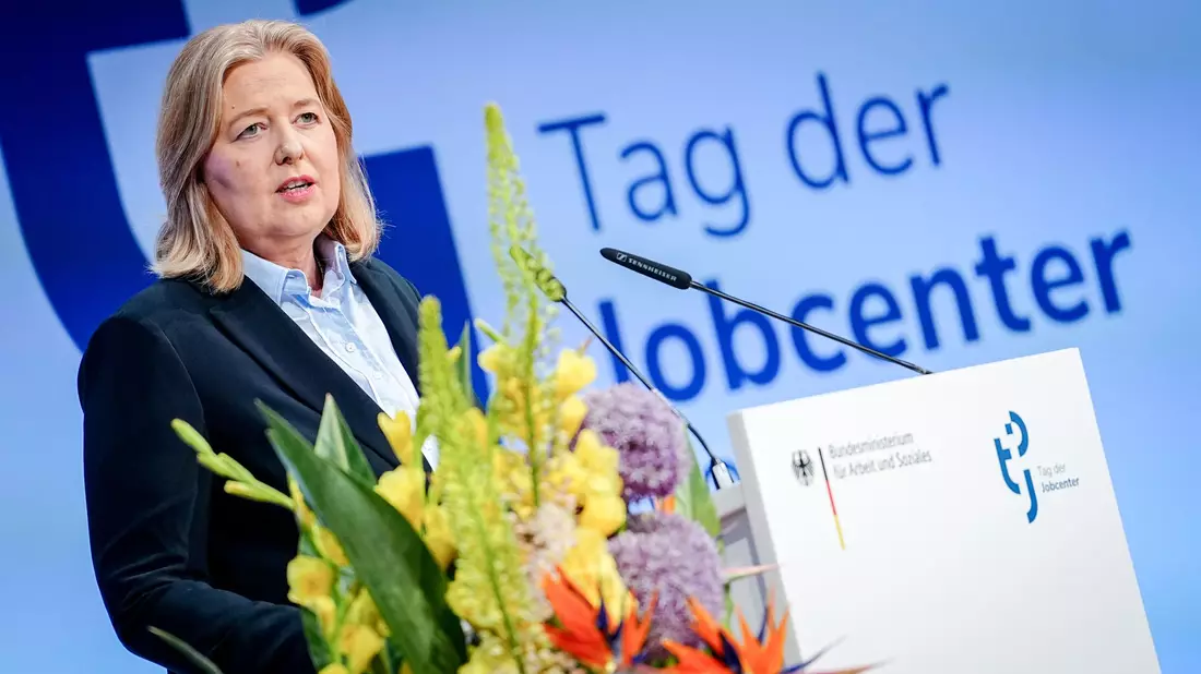 Arbeitsministerin Bärbel Bas (SPD) verspricht der Chefin der Bundesagentur für Arbeit, Andrea Nahles, und den Jobcenter-Mitarbeitern, auf sie zu hören. - Bild: Kay Nietfeld/dpa