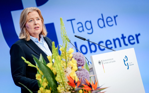 Arbeitsministerin Bärbel Bas (SPD) verspricht der Chefin der Bundesagentur für Arbeit, Andrea Nahles, und den Jobcenter-Mitarbeitern, auf sie zu hören. - Foto: Kay Nietfeld/dpa