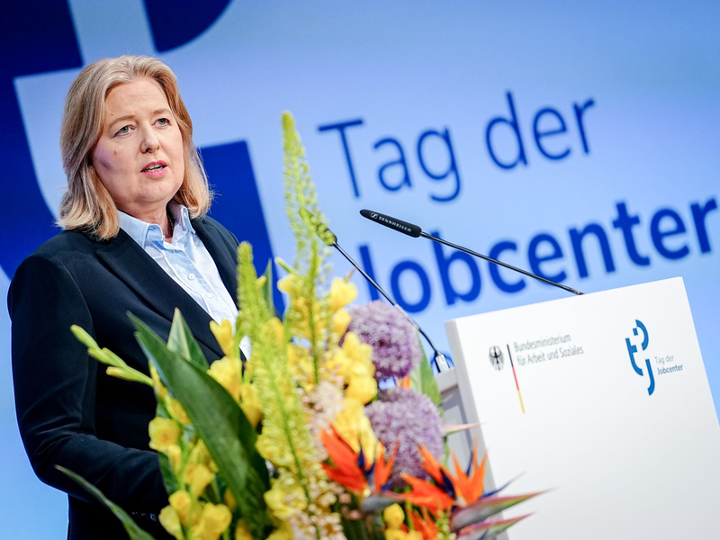 Arbeitsministerin Bärbel Bas (SPD) verspricht der Chefin der Bundesagentur für Arbeit, Andrea Nahles, und den Jobcenter-Mitarbeitern, auf sie zu hören. - Foto: Kay Nietfeld/dpa