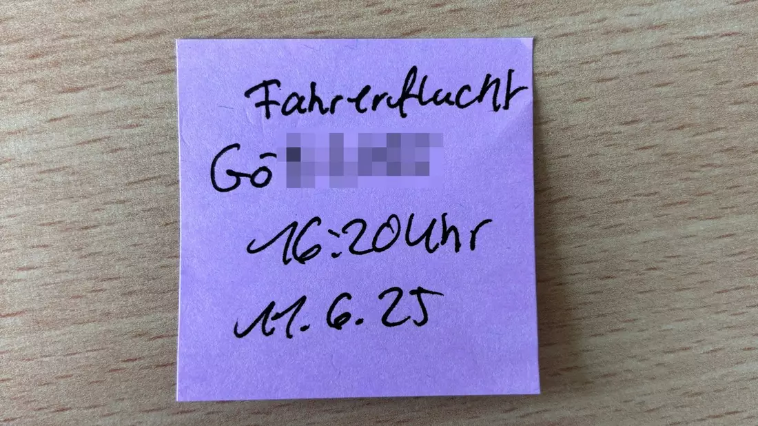 POL-GÖ: (198/2025) Unfallflucht auf dem Parkplatz der Eiswiese - unbekannter Zeuge hinterlässt Nachricht am Spiegel des Geschädigten - Bild: presseportal.de