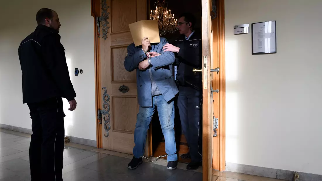 Weil er drei Menschen getötet hat, wurde der Mann zu lebenslanger Haft verurteilt. (Archivbild)  - Bild: Stefan Puchner/dpa