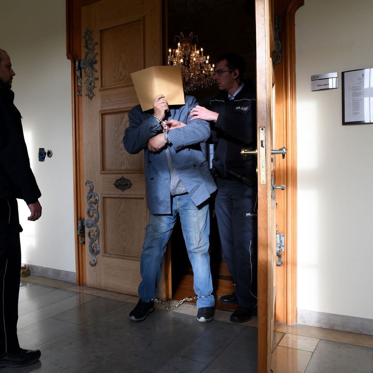 Weil er drei Menschen getötet hat, wurde der Mann zu lebenslanger Haft verurteilt. (Archivbild)  - Foto: Stefan Puchner/dpa