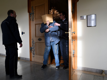 Weil er drei Menschen getötet hat, wurde der Mann zu lebenslanger Haft verurteilt. (Archivbild) - Foto: Stefan Puchner/dpa