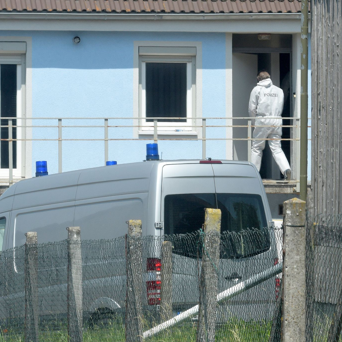 Leichenteile im Garten des Hauses brachten die Ermittlungen ins Rollen - nun tauchte dort auch der Schädel auf. (Archivbild) - Foto: Stefan Puchner/dpa