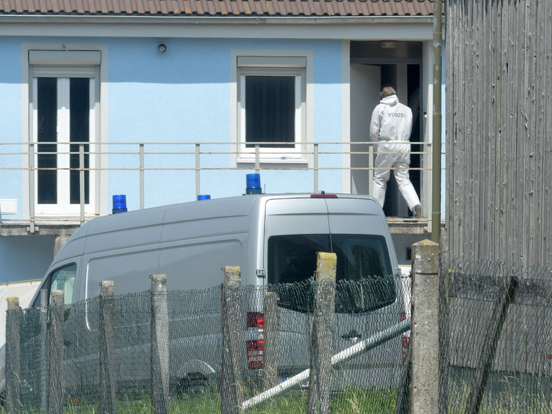 Leichenteile im Garten des Hauses brachten die Ermittlungen ins Rollen - nun tauchte dort auch der Schädel auf. (Archivbild) - Foto: Stefan Puchner/dpa
