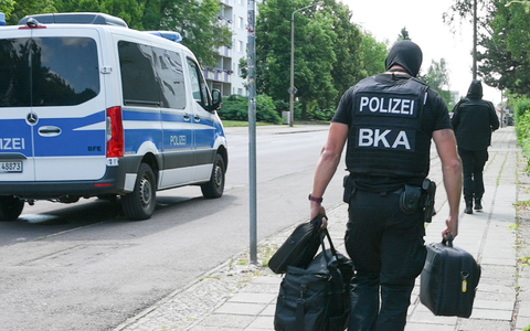 Ein Mann wurde festgenommen.  - Foto: Heiko Rebsch/dpa