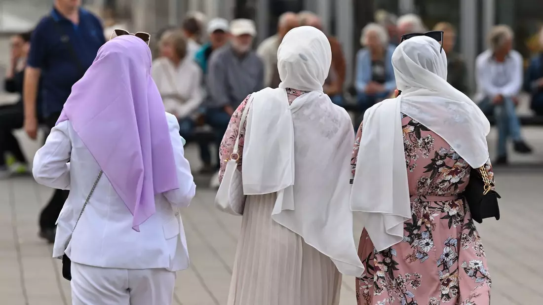 Frauen, die Kopftuch tragen, werden besonders häufig zur Zielscheibe. (Symbolbild) - Bild: Patrick Pleul/dpa