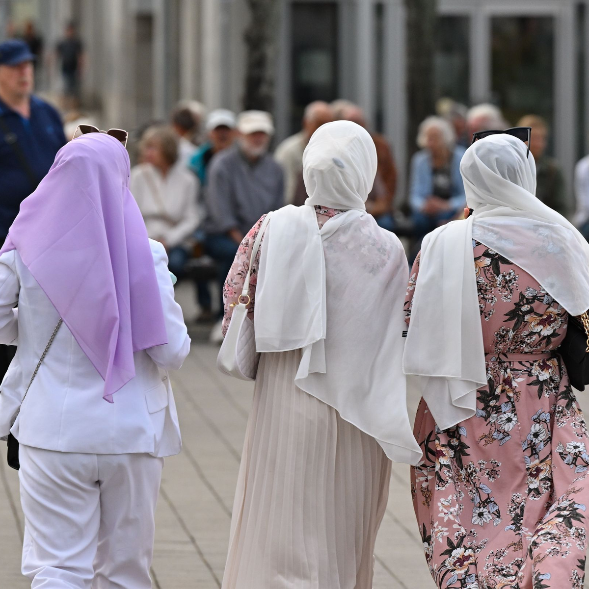 Frauen, die Kopftuch tragen, werden besonders häufig zur Zielscheibe. (Symbolbild) - Foto: Patrick Pleul/dpa