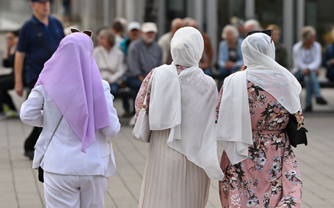 Frauen, die Kopftuch tragen, werden besonders häufig zur Zielscheibe. (Symbolbild) - Foto: Patrick Pleul/dpa