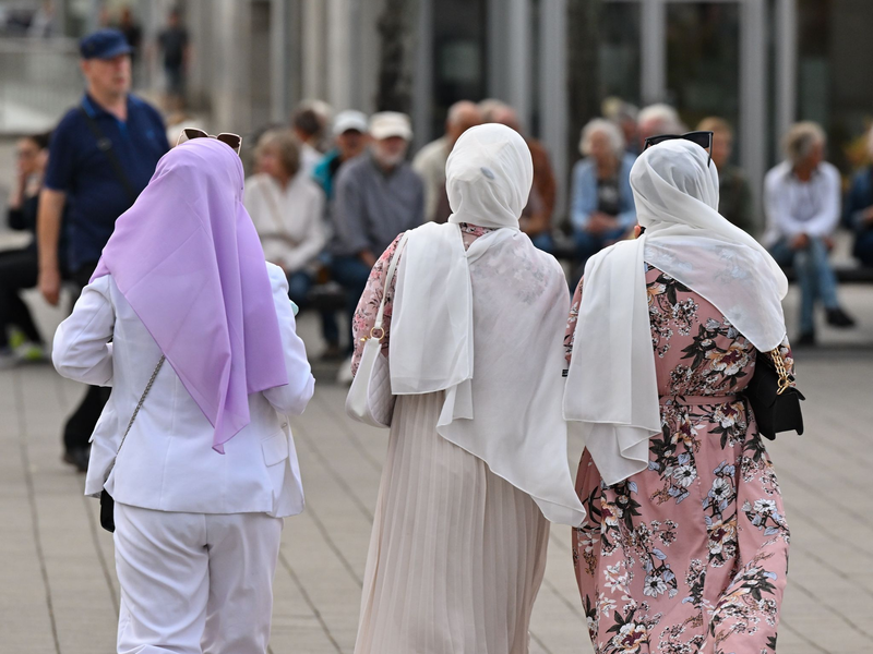 Frauen, die Kopftuch tragen, werden besonders häufig zur Zielscheibe. (Symbolbild) - Foto: Patrick Pleul/dpa