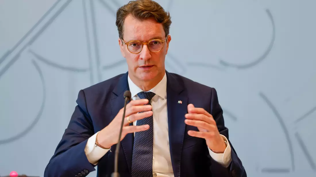 Nordrhein-Westfalens Ministerpräsident Hendrik Wüst (CDU) verlangt angesichts der erwarteten Steuerausfälle für Länder und Kommunen durch das geplante Investitionspaket des Bundes Kompensationen. - Bild: Thomas Banneyer/dpa