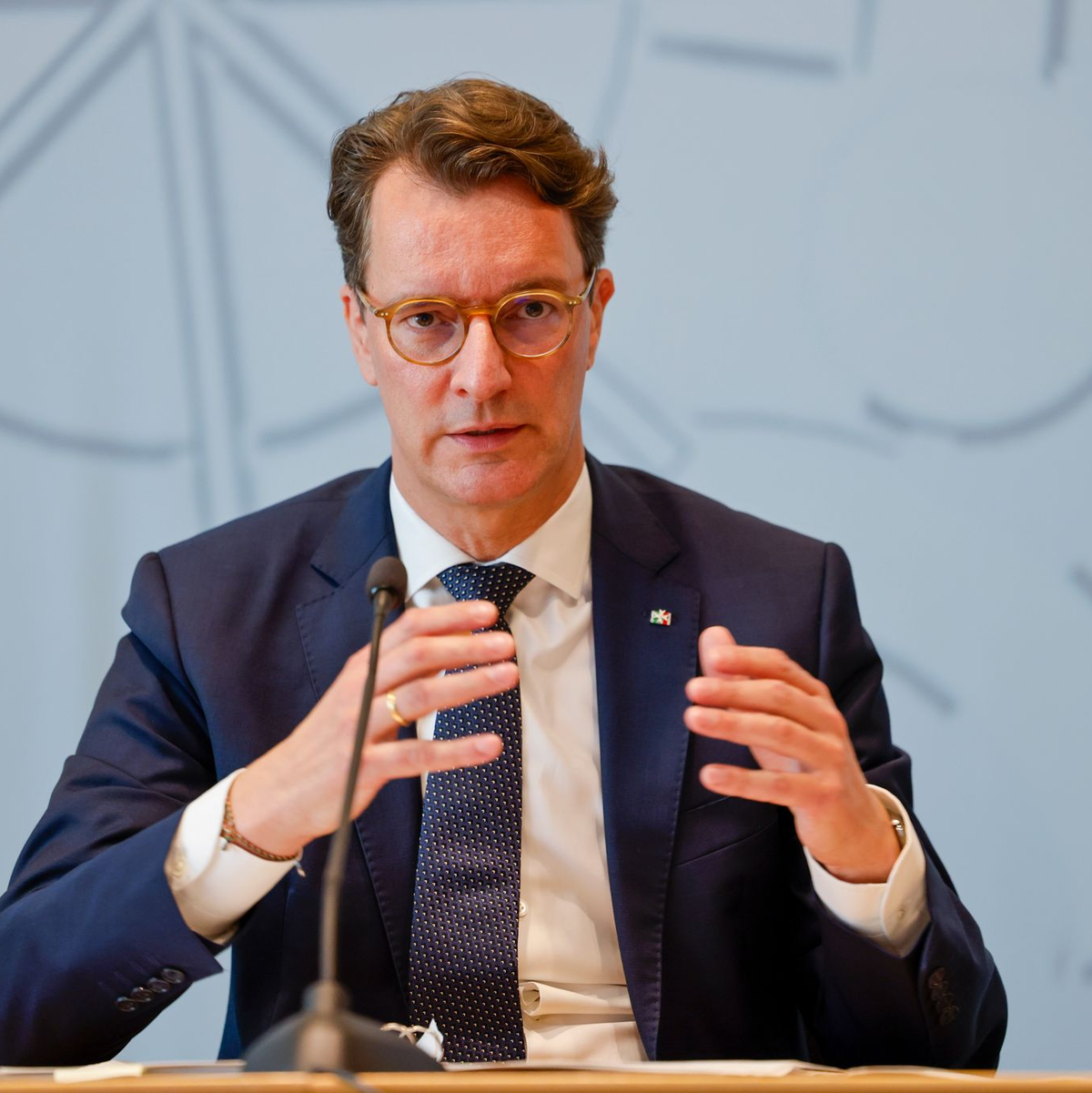 Nordrhein-Westfalens Ministerpräsident Hendrik Wüst (CDU) verlangt angesichts der erwarteten Steuerausfälle für Länder und Kommunen durch das geplante Investitionspaket des Bundes Kompensationen. - Foto: Thomas Banneyer/dpa