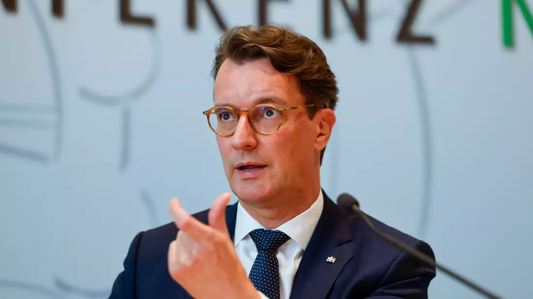 Nordrhein-Westfalens Ministerpräsident Hendrik Wüst (CDU) erinnert den Bund im Ringen um das geplante Steuerentlastungspaket an das Prinzip: «Wer bestellt, bezahlt.»  - Bild: Thomas Banneyer/dpa