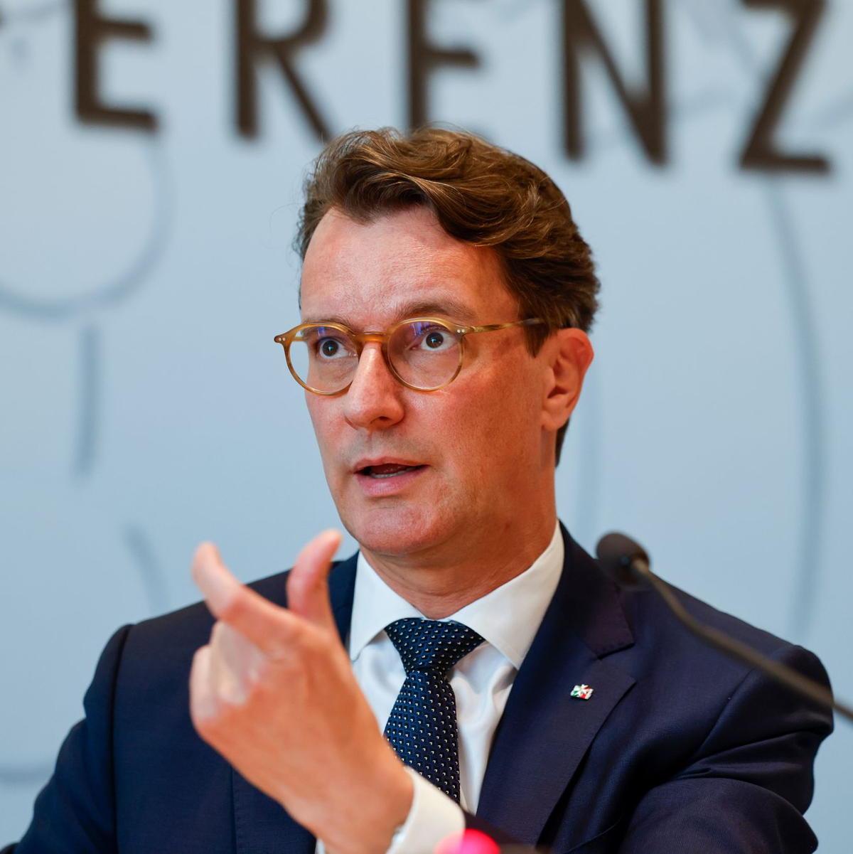 Nordrhein-Westfalens Ministerpräsident Hendrik Wüst (CDU) erinnert den Bund im Ringen um das geplante Steuerentlastungspaket an das Prinzip: «Wer bestellt, bezahlt.»  - Foto: Thomas Banneyer/dpa