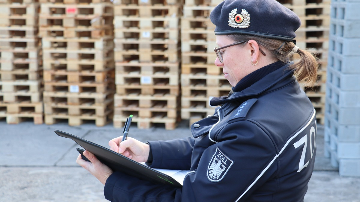 HZA-DD: Dresden: Finanzkontrolle Schwarzarbeit im Einsatz auf Baustellen Bundesweite Schwerpunktprüfung im Baugewerbe - Foto: presseportal.de