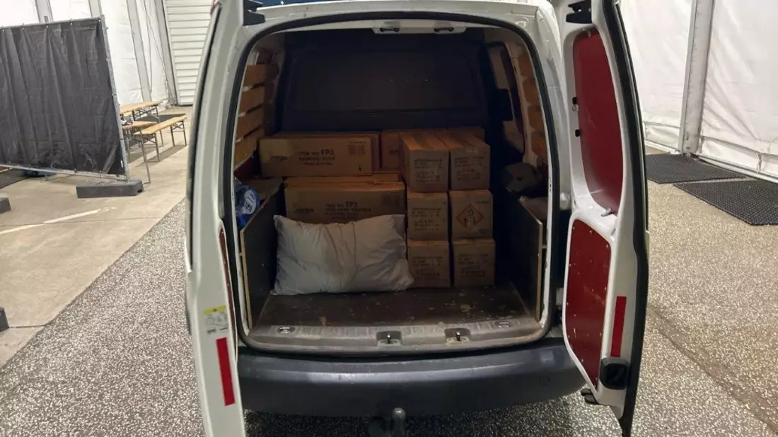 HZA-HST: Explosive Fracht im Sommer ./. Stralsunder Zoll ertappt jungen Mann mit mehr als 36.000 Feuerwerkskörpern - Bild: presseportal.de