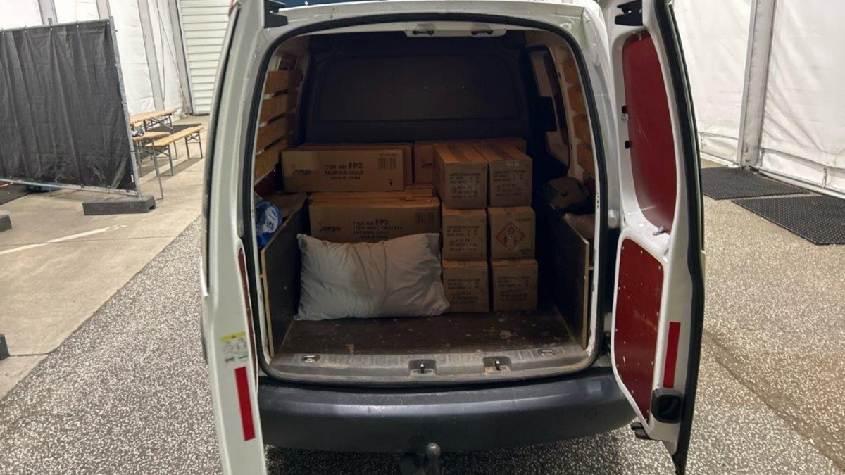 HZA-HST: Explosive Fracht im Sommer ./. Stralsunder Zoll ertappt jungen Mann mit mehr als 36.000 Feuerwerkskörpern - Foto: presseportal.de
