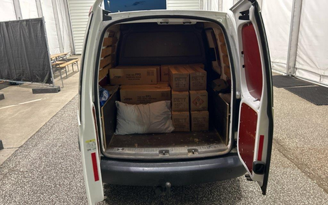 HZA-HST: Explosive Fracht im Sommer ./. Stralsunder Zoll ertappt jungen Mann mit mehr als 36.000 Feuerwerkskörpern - Foto: presseportal.de