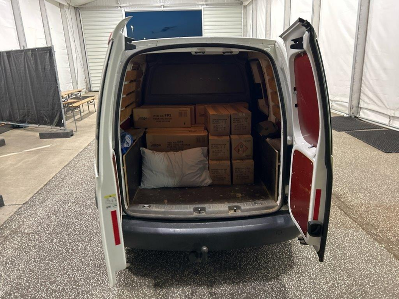 HZA-HST: Explosive Fracht im Sommer ./. Stralsunder Zoll ertappt jungen Mann mit mehr als 36.000 Feuerwerkskörpern - Foto: presseportal.de