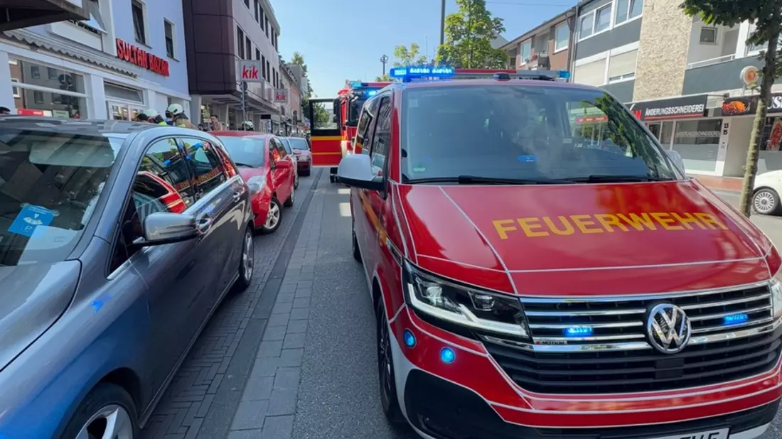 FW Dinslaken: Gemeldeter Zimmerbrand im Dachgeschoss - Bild: presseportal.de
