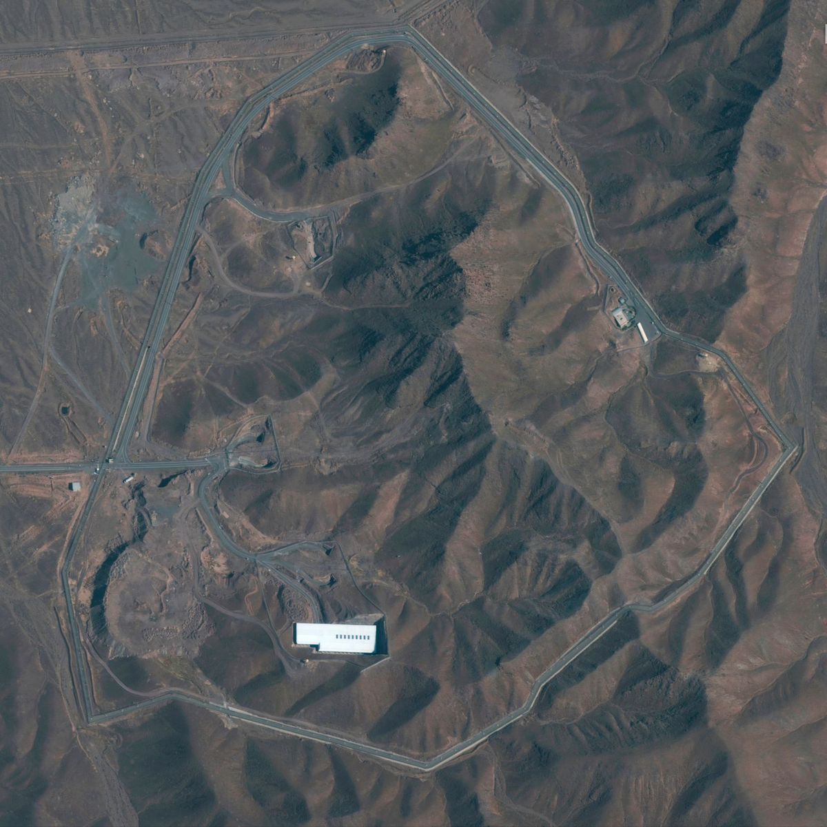 Israel hat keine Bomben, die die iranische Atomanlage Fordo zerstören könnten. Nur die USA verfügen über die Möglichkeit, die bis zu 90 Metern tief unter einem Felsmassiv liegende Anlage zu treffen. (Archivbild) - Foto: ---/Satellite image ©2019 Maxar Technologies/AP/dpa