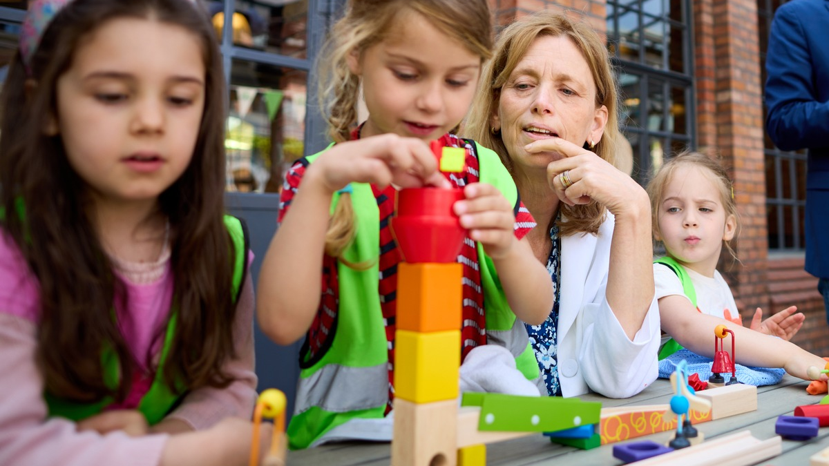 Größte Energierallye der Hauptstadt: 100 Kinder feiern mit Bundesbildungsministerin Karin Prien - Foto: presseportal.de