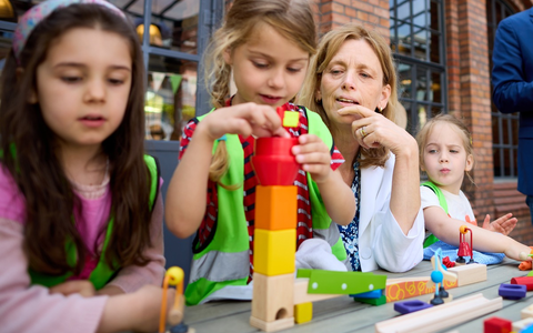 Größte Energierallye der Hauptstadt: 100 Kinder feiern mit Bundesbildungsministerin Karin Prien - Foto: presseportal.de Größte Energierallye der Hauptstadt: 100 Kinder feiern mit Bundesbildungsministerin Karin Prien - Foto: presseportal.de