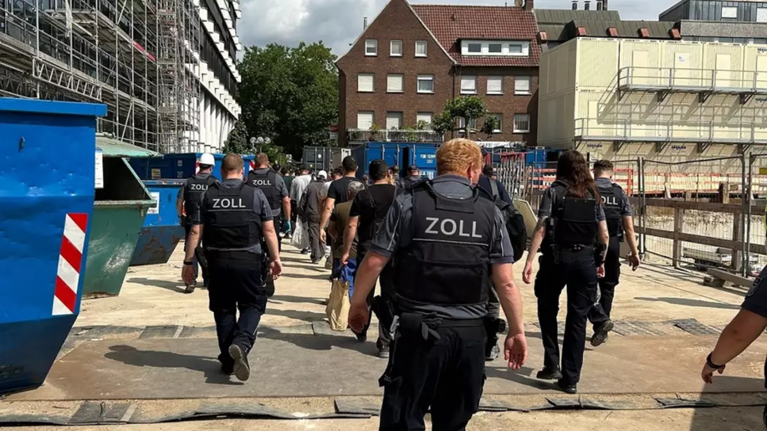 HZA-MS: Zoll kontrolliert Bauvorhaben in Rheine, Dülmen und Münster / Mehr als jeder fünfte Bauarbeiter auf Großbaustelle in Rheine illegal tätig - Bild: presseportal.de