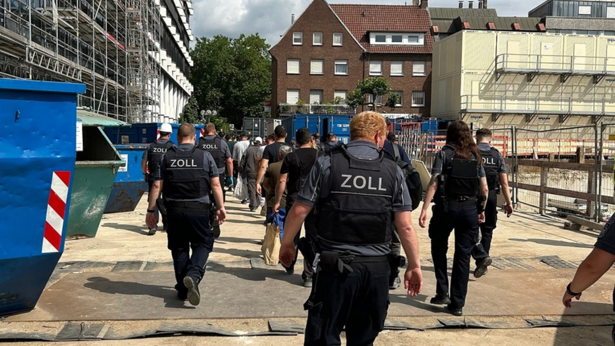 HZA-MS: Zoll kontrolliert Bauvorhaben in Rheine, Dülmen und Münster / Mehr als jeder fünfte Bauarbeiter auf Großbaustelle in Rheine illegal tätig - Foto: presseportal.de