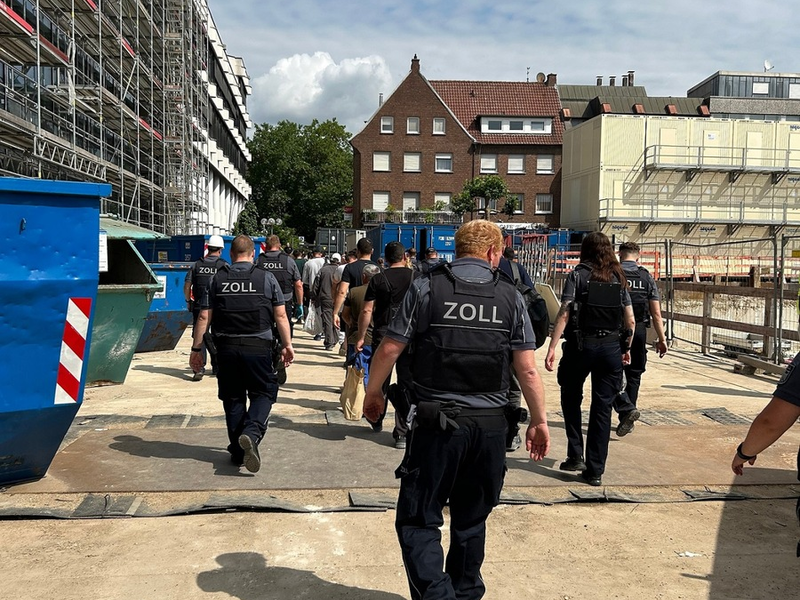 HZA-MS: Zoll kontrolliert Bauvorhaben in Rheine, Dülmen und Münster / Mehr als jeder fünfte Bauarbeiter auf Großbaustelle in Rheine illegal tätig - Foto: presseportal.de