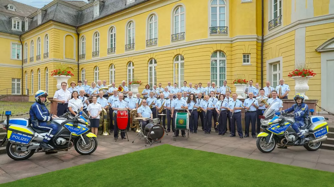 POL-KA: (KA) Polizeimusikkorps Karlsruhe spielt mit Startrompeter Walter Scholz auf der Seebühne im Karlsruher Stadtgarten - Bild: presseportal.de