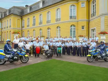 POL-KA: (KA) Polizeimusikkorps Karlsruhe spielt mit Startrompeter Walter Scholz auf der Seebühne im Karlsruher Stadtgarten - Foto: presseportal.de