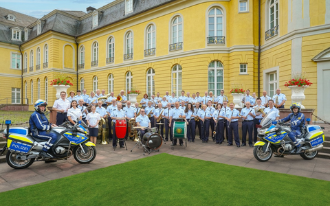 POL-KA: (KA) Polizeimusikkorps Karlsruhe spielt mit Startrompeter Walter Scholz auf der Seebühne im Karlsruher Stadtgarten - Foto: presseportal.de
