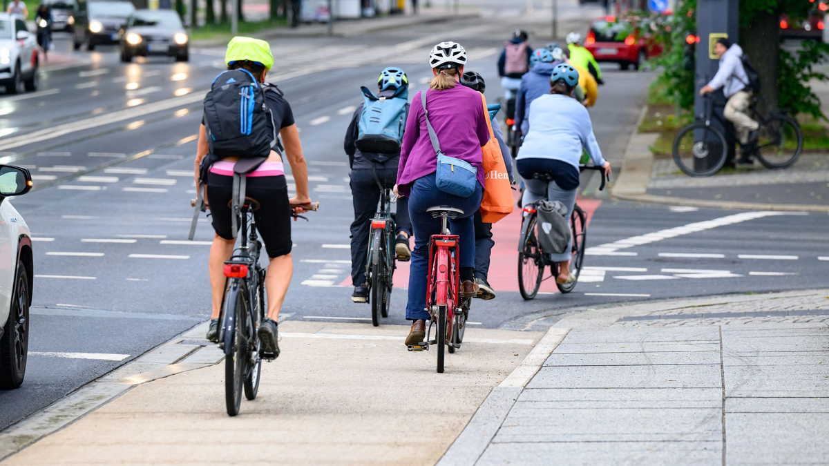 Das Netz der Radwege ist ein wichtiger Aspekt für Radler. (Archivbild)  - Foto: Robert Michael/dpa