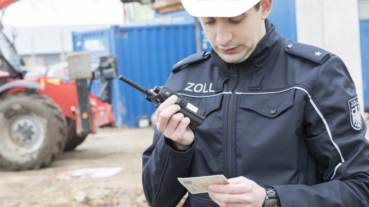HZA-LA: Bundesweite Schwerpunktprüfung des Zolls Landshuter Zöllnerinnen und Zöllner prüfen das Baugewerbe - Foto: presseportal.de