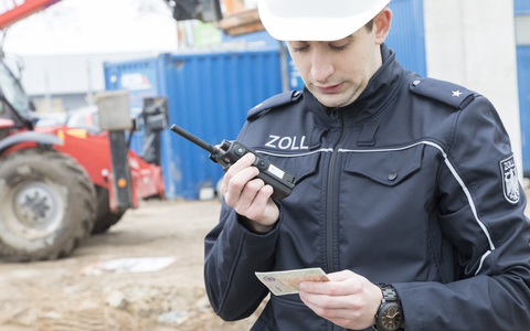 HZA-LA: Bundesweite Schwerpunktprüfung des Zolls Landshuter Zöllnerinnen und Zöllner prüfen das Baugewerbe - Foto: presseportal.de