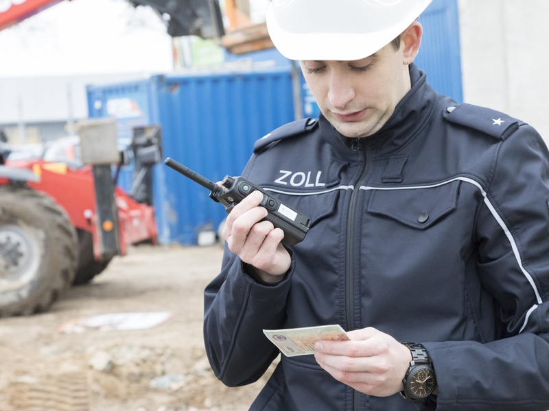 HZA-LA: Bundesweite Schwerpunktprüfung des Zolls Landshuter Zöllnerinnen und Zöllner prüfen das Baugewerbe - Foto: presseportal.de