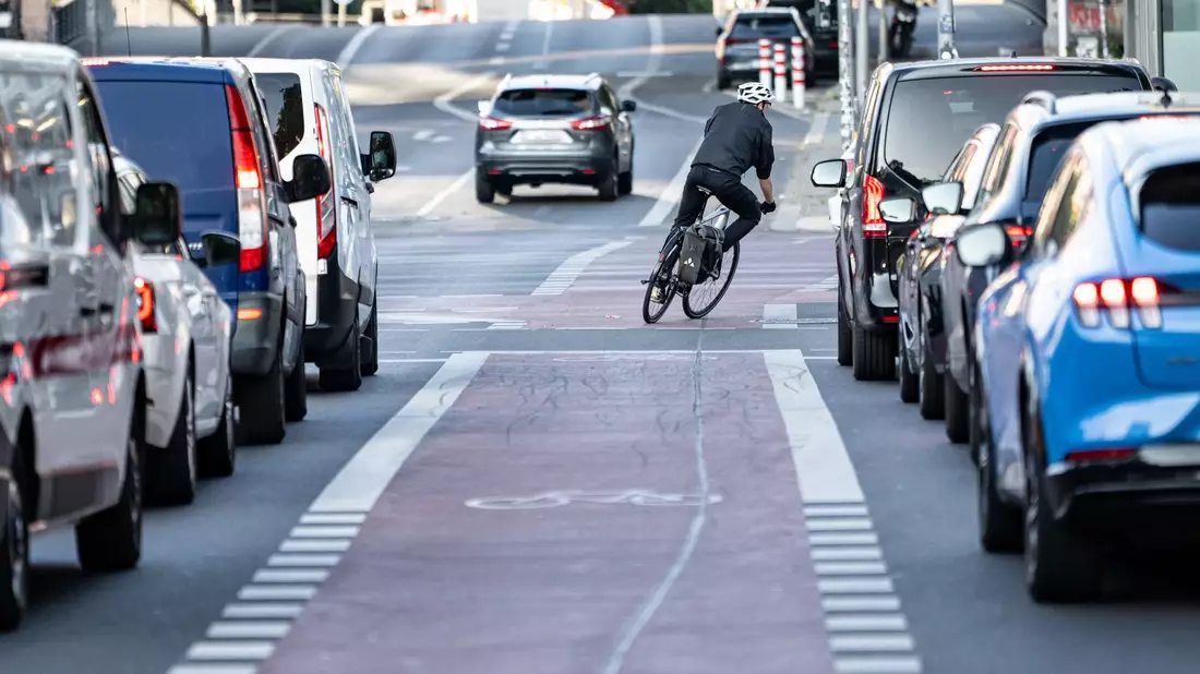 Eigene Fahrradstreifen können auch zwischen Fahrbahnen liegen. (Archivbild)   - Bild: Fabian Sommer/dpa