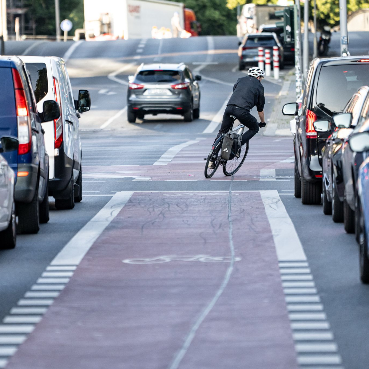 Eigene Fahrradstreifen können auch zwischen Fahrbahnen liegen. (Archivbild)   - Foto: Fabian Sommer/dpa