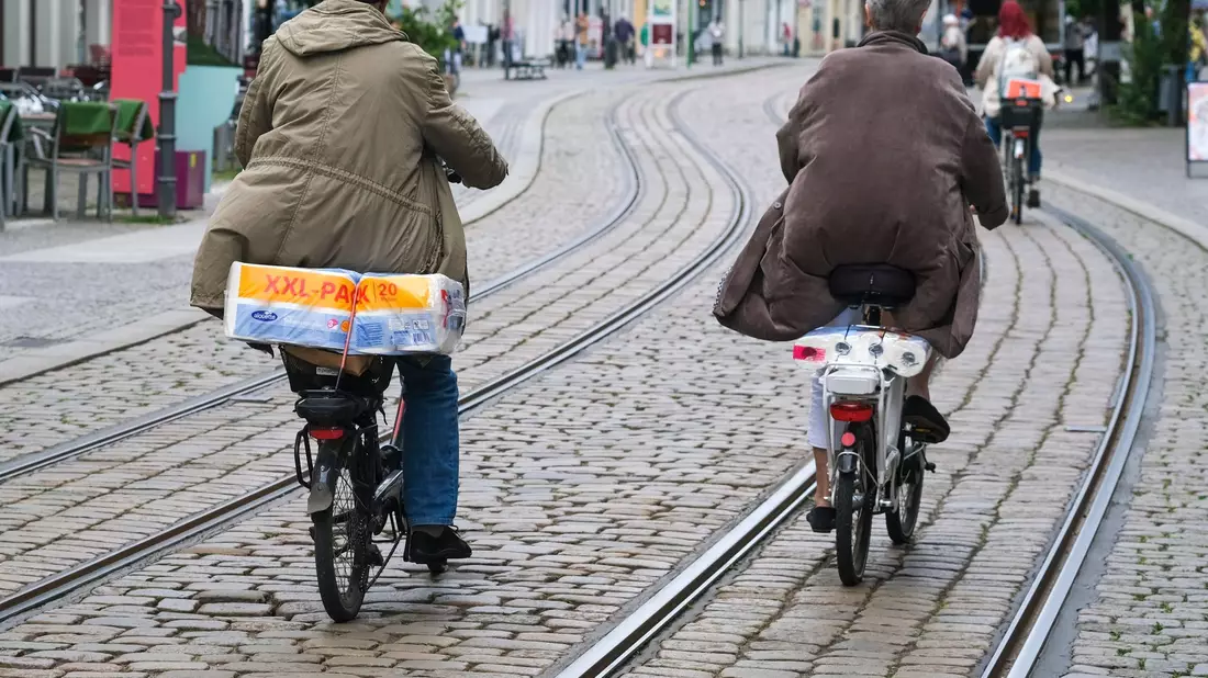 Straßenbahnschienen können für Räder ein tückisches Hindernis sein. (Archivbild) - Bild: Jens Kalaene/dpa